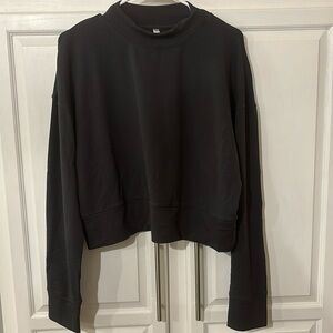 Fabletics Brand Raglan sleeve crop top pullover .